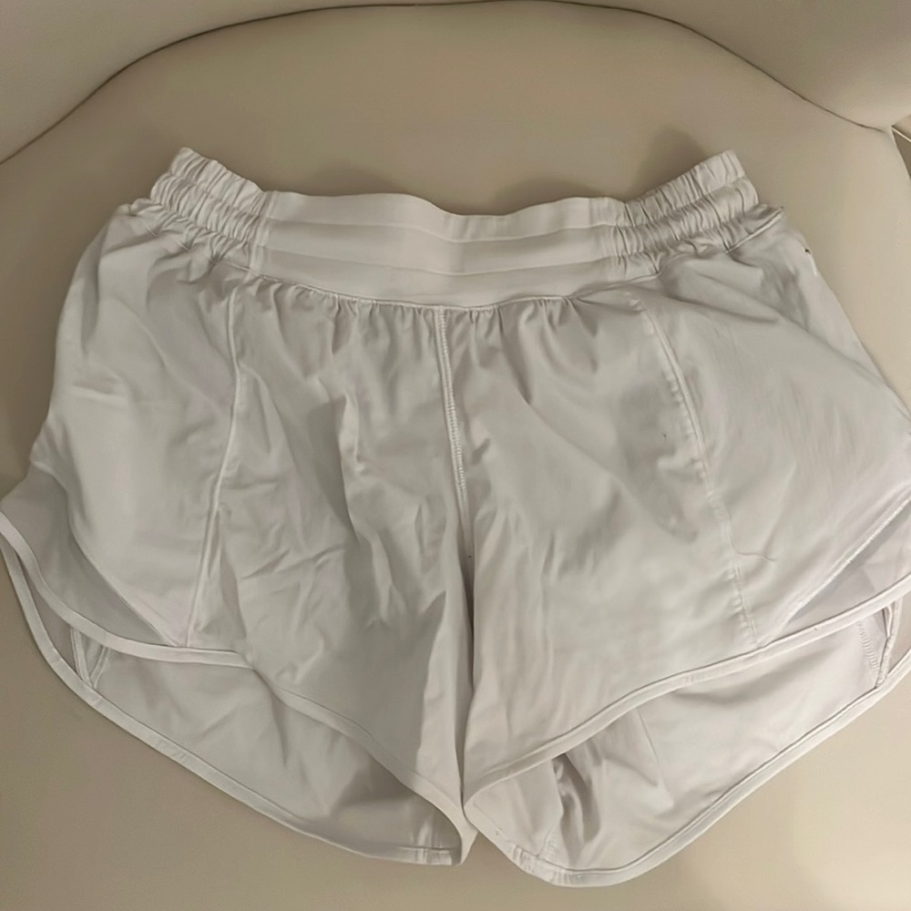 LuLu Lemon Hotty Hot Shorts 2.5”- Size 6 (White)